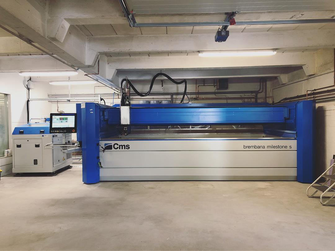 CNC-Wasserstrahlanlage CMS Brembana Milestone S mit Steuerung in unserer Fertigungshalle