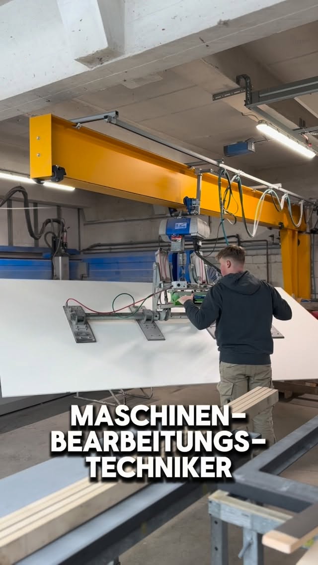 Reel-Vorschau: Mitarbeiter bewegt eine Steinplatte mit einem Hebegerät; Schriftzug Maschinenbearbeitungstechniker